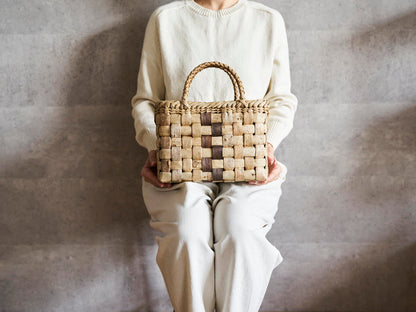 Handheld Basket “Checker Outer-Bark with Inner-Bark Center” / Walnut Bark / Iwate-JPN 1510742