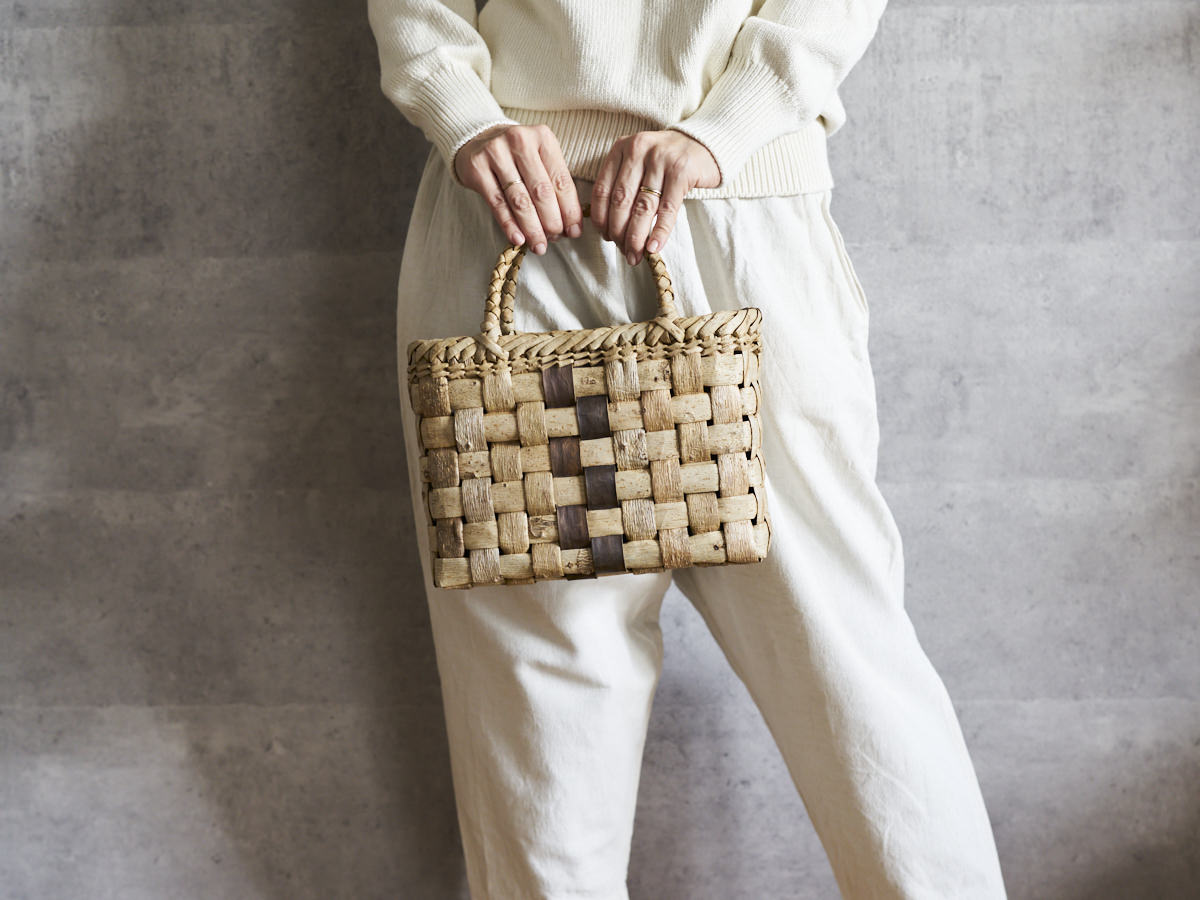 Handheld Basket “Checker Outer-Bark with Inner-Bark Center” / Walnut Bark / Iwate-JPN 1510742