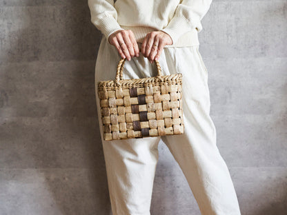 Handheld Basket “Checker Outer-Bark with Inner-Bark Center” / Walnut Bark / Iwate-JPN 1510742