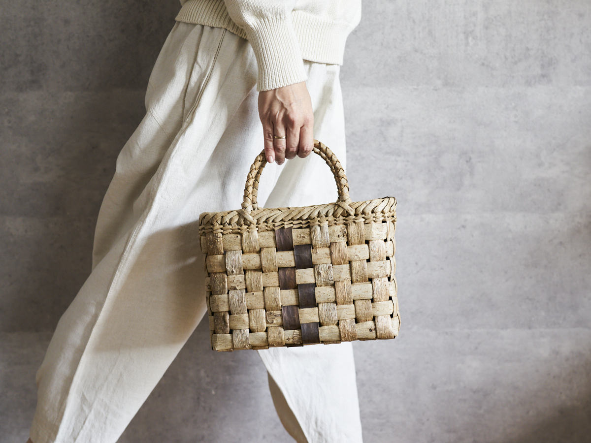 Handheld Basket “Checker Outer-Bark with Inner-Bark Center” / Walnut Bark / Iwate-JPN 1510742