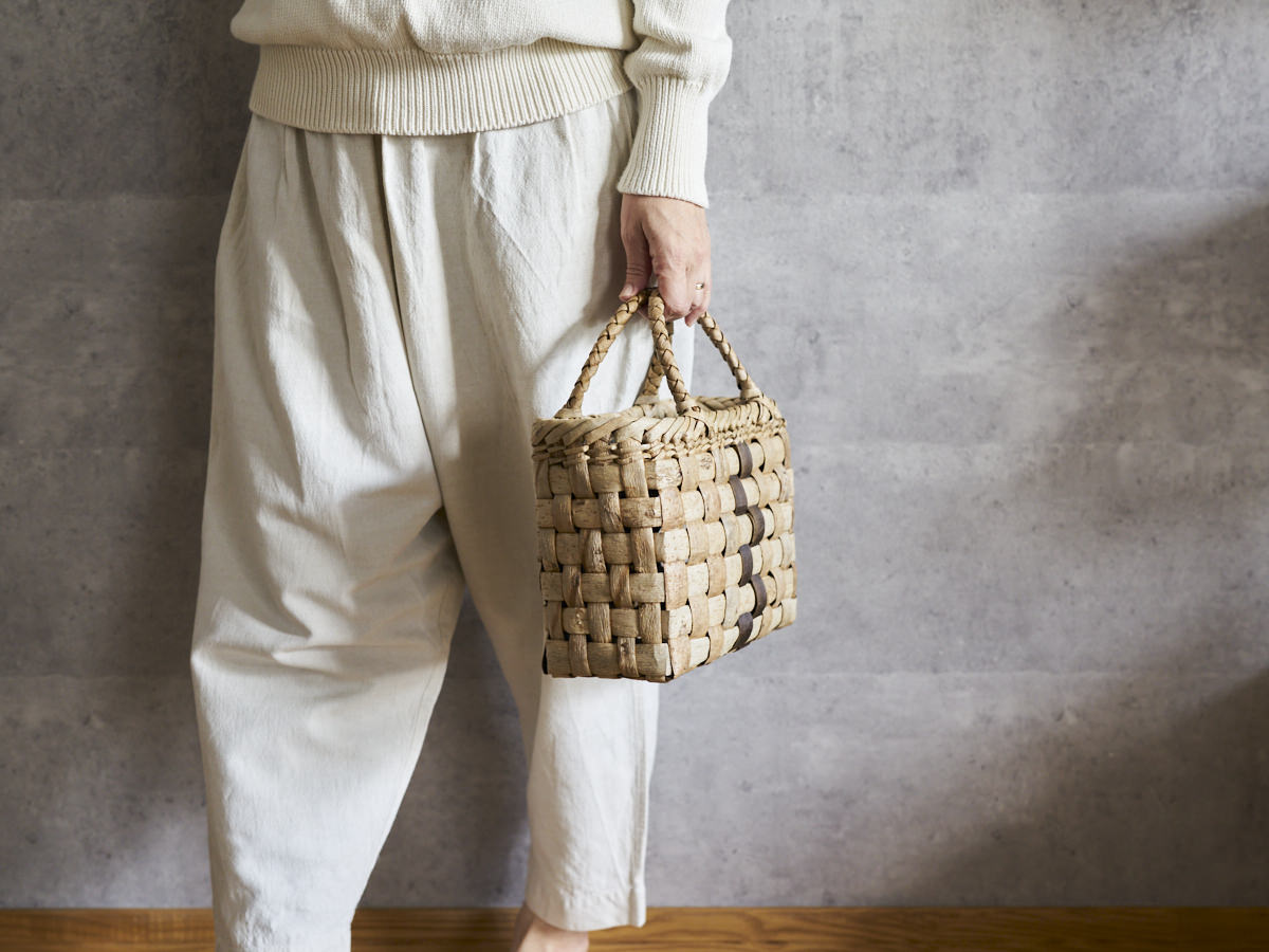 Handheld Basket “Checker Outer-Bark with Inner-Bark Center” / Walnut Bark / Iwate-JPN 1510742