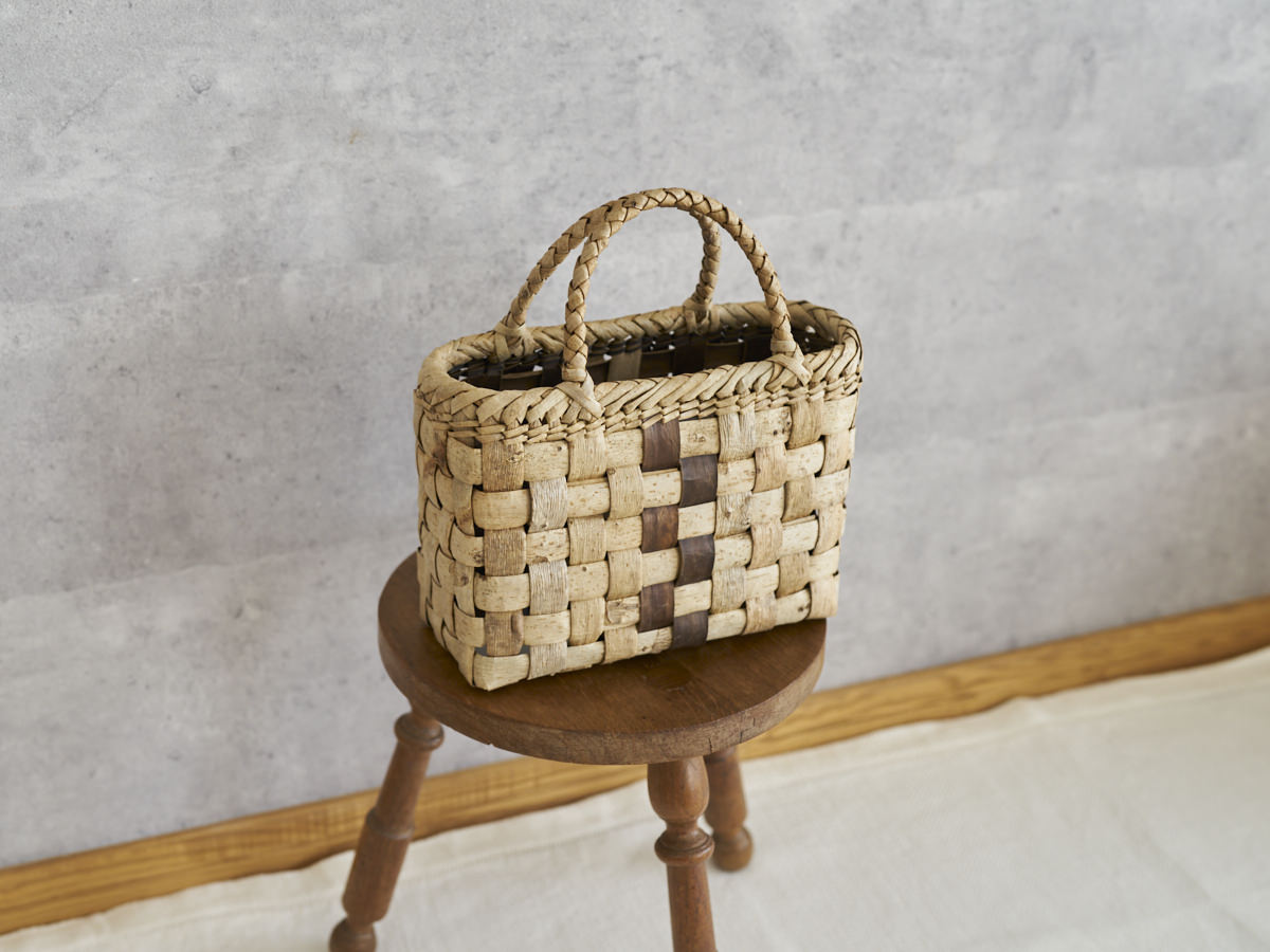 Handheld Basket “Checker Outer-Bark with Inner-Bark Center” / Walnut Bark / Iwate-JPN 1510742