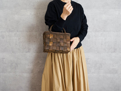Walnut bark mini checker handbag held on the arm / くるみの総裏皮市松編みミニ手提げを腕に掛けた様子