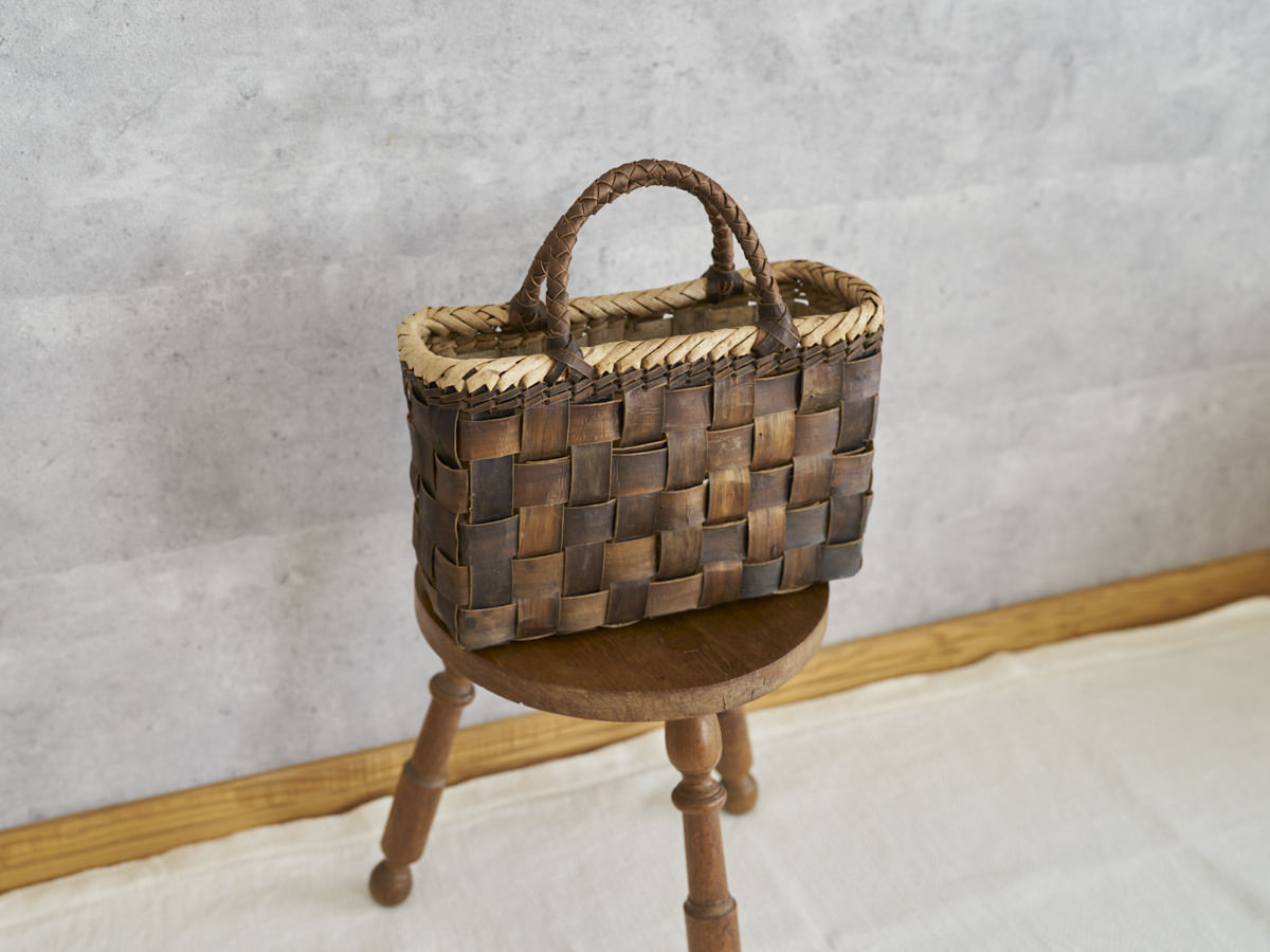 Handheld Basket “Inner-Bark Checker with Outer-Bark Rim M” / Walnut Bark / Iwate-JPN 1510748