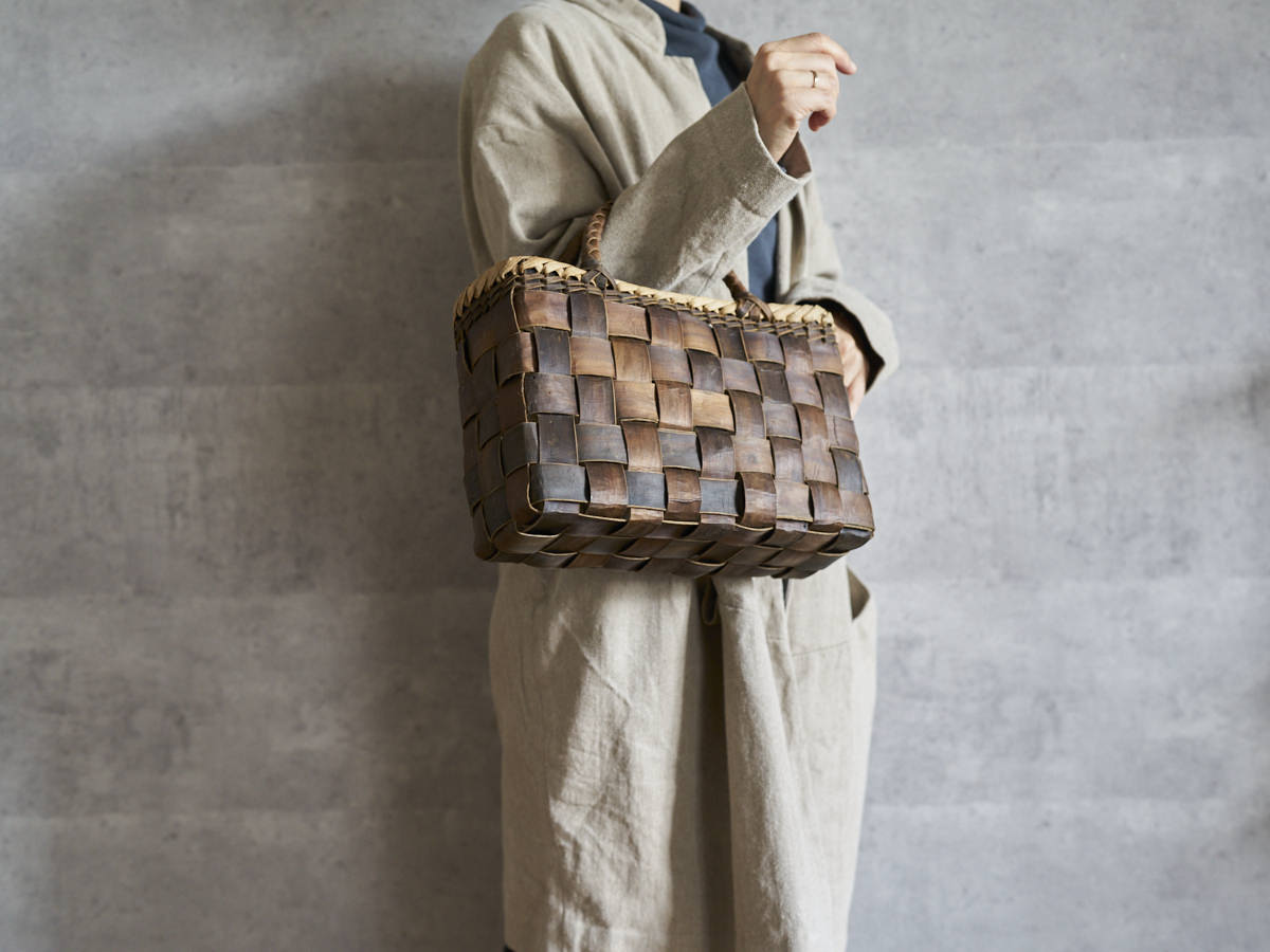 Handheld Basket “Inner-Bark Checker with Outer-Bark Rim M” / Walnut Bark / Iwate-JPN 1510748
