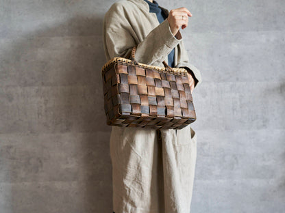 Handheld Basket “Inner-Bark Checker with Outer-Bark Rim M” / Walnut Bark / Iwate-JPN 1510748