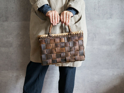 Handheld Basket “Inner-Bark Checker with Outer-Bark Rim M” / Walnut Bark / Iwate-JPN 1510748
