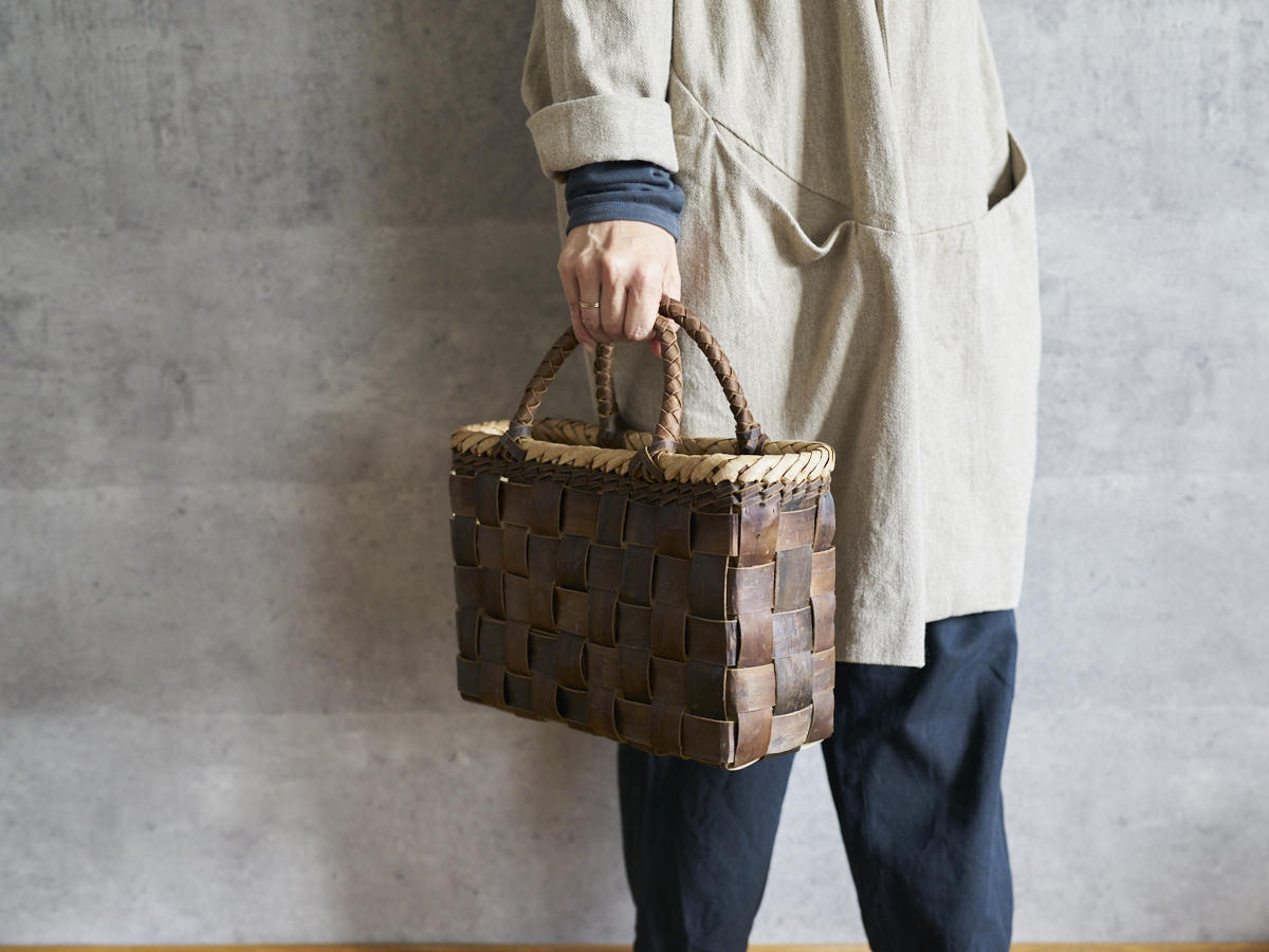 Handheld Basket “Inner-Bark Checker with Outer-Bark Rim M” / Walnut Bark / Iwate-JPN 1510748