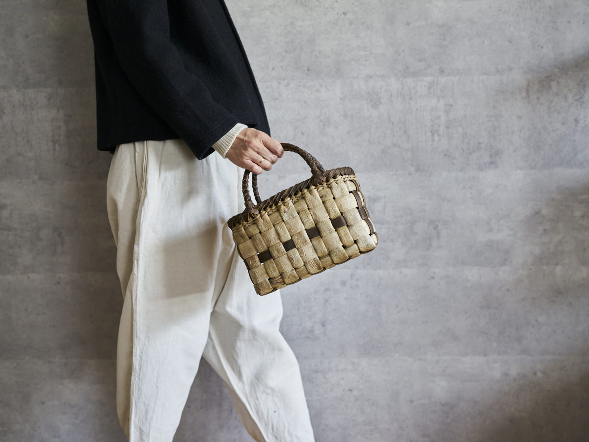 Walnut bark checker handbag with mesh line held on the arm / くるみの表皮市