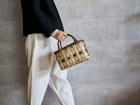 Walnut bark checker handbag with mesh line held on the arm / くるみの表皮市