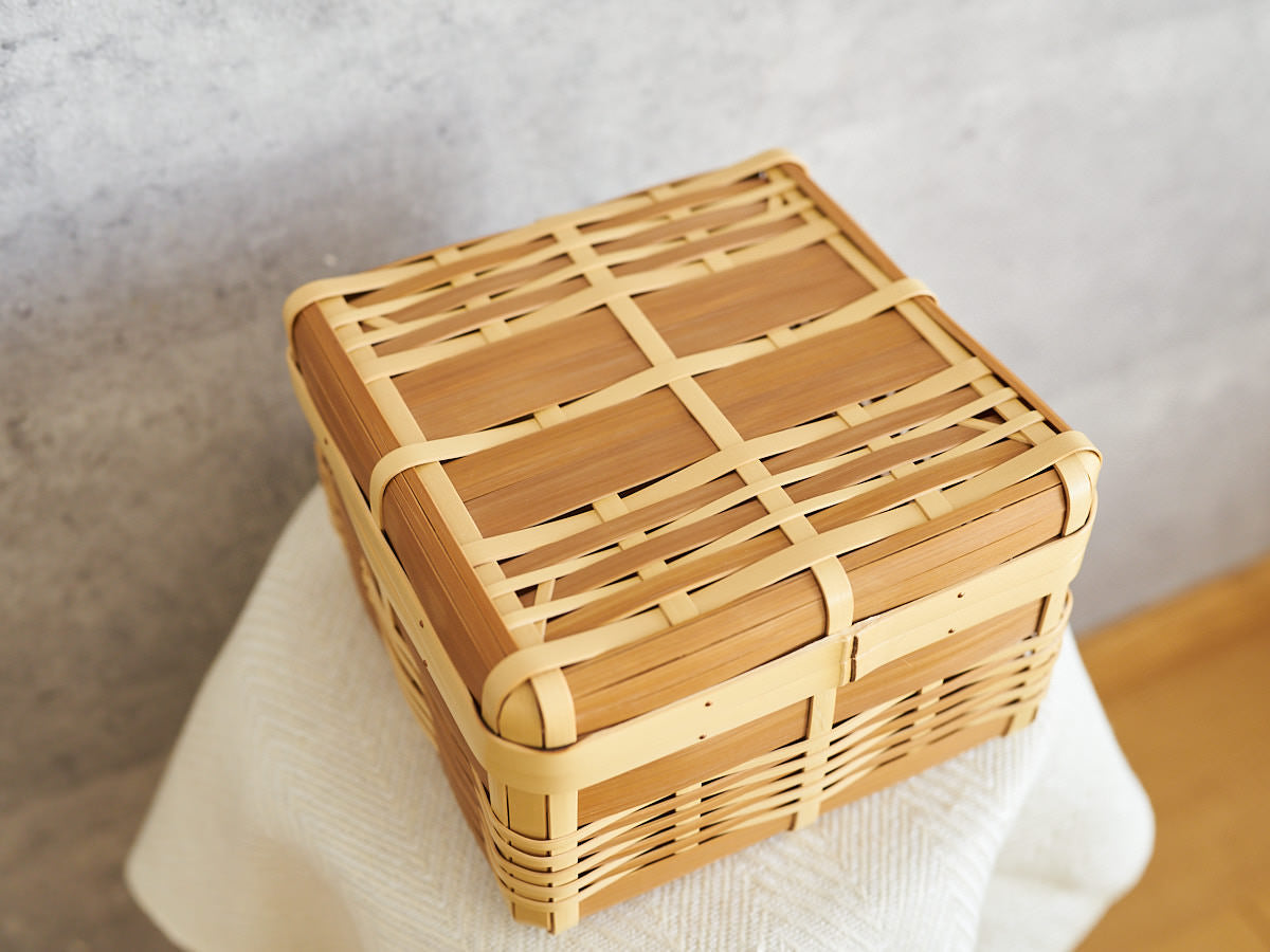 Basket with Lid “Kiritto” – Small, Shallow / White & Carbonized Bamboo / Oita-JPN 850406-3