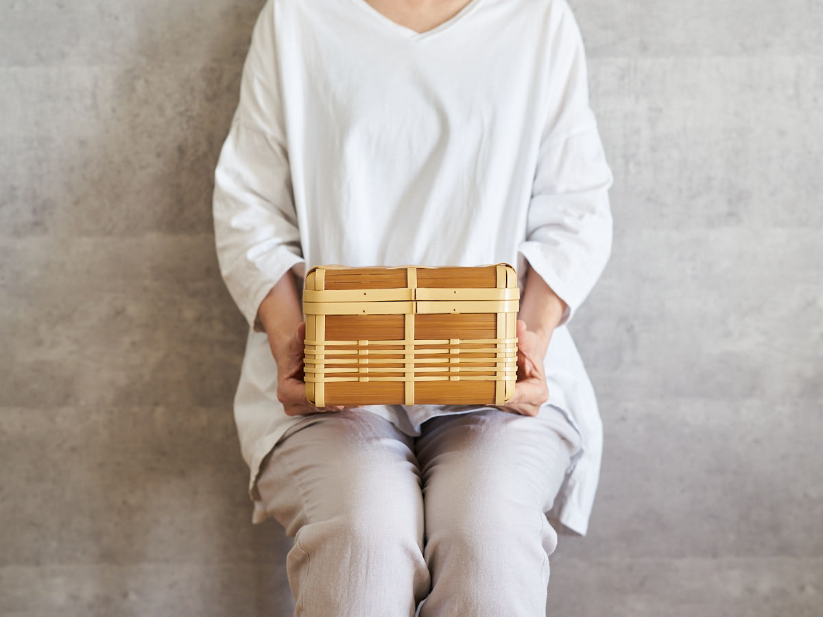 Basket with Lid “Kiritto” – Small, Shallow / White & Carbonized Bamboo / Oita-JPN 850406-3