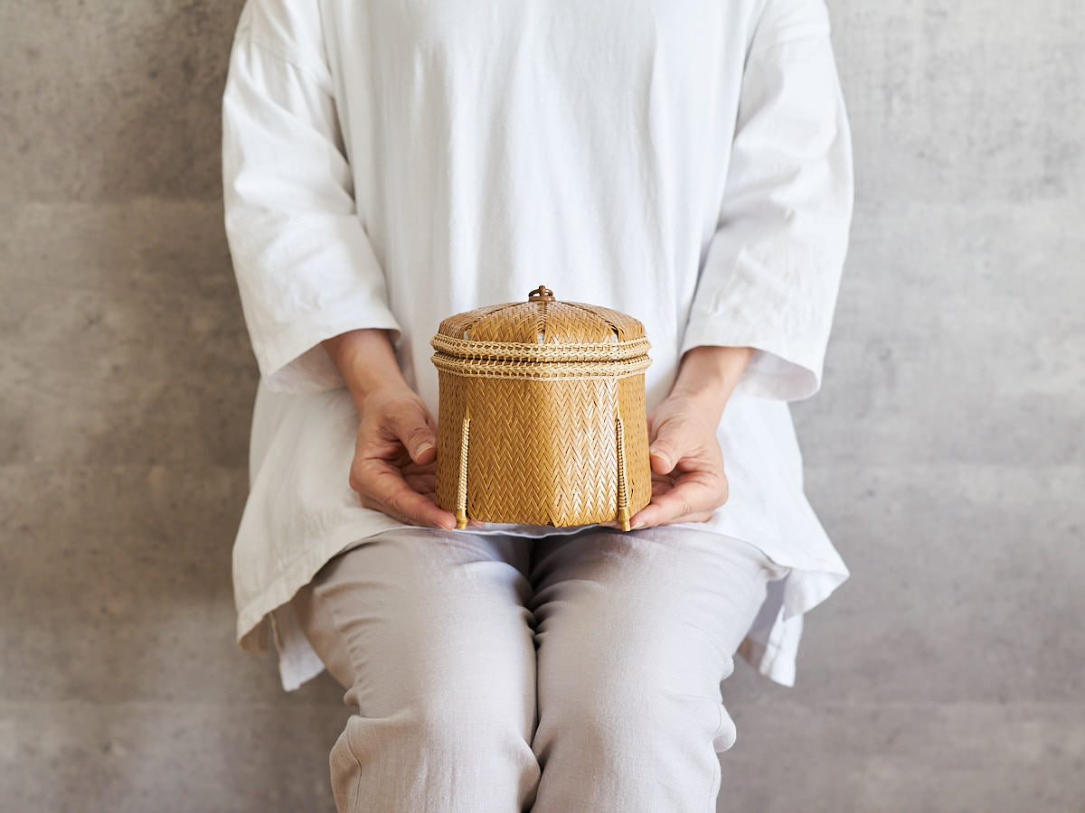 Octagonal carbonized bamboo jewelry box being held / 炭化竹の八角形の宝石箱を持っている様子