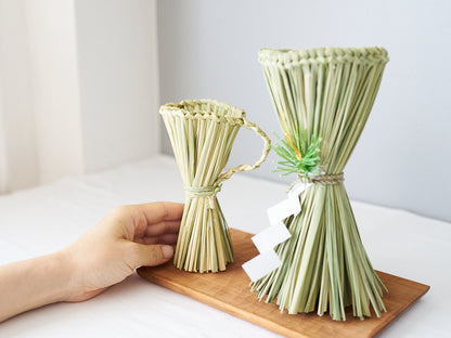 Shimekazari “Offering Cup” in two sizes made from rice straw / 稲わらのしめかざり「三宝」姫・小の2サイズを並べた様子
