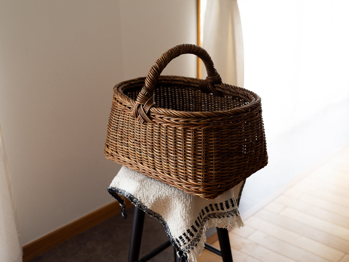 Rectangle bottom basket / Brown Akebi vine / Nagano-JPN 311213-1