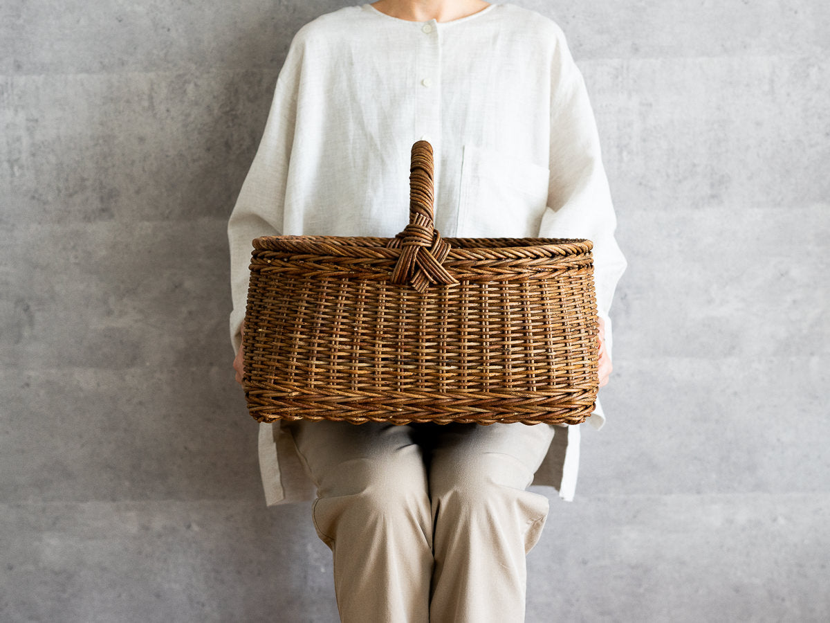Rectangle bottom basket / Brown Akebi vine / Nagano-JPN 311213-1