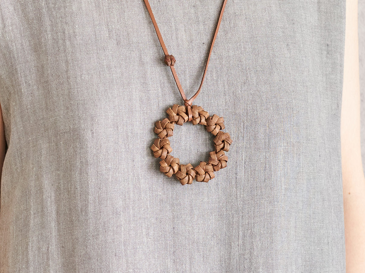 Wild grape vine flower ring pendant worn around the neck / 山ぶどうの花リングペンダントを首に掛けた様子