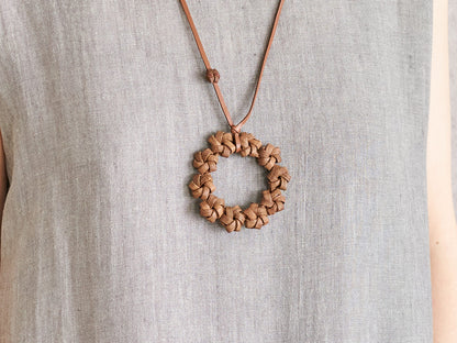 Wild grape vine flower ring pendant worn around the neck / 山ぶどうの花リングペンダントを首に掛けた様子