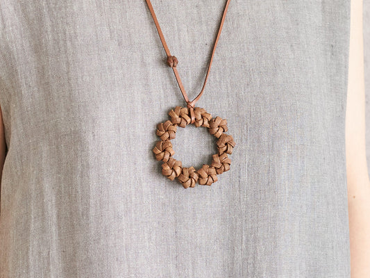 Wild grape vine flower ring pendant worn around the neck / 山ぶどうの花リングペンダントを首に掛けた様子