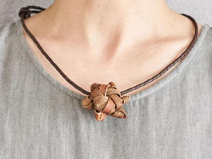 Wild grape vine flower choker worn around the neck / 山ぶどうの花ぶどうチョーカーを首に掛けた様子