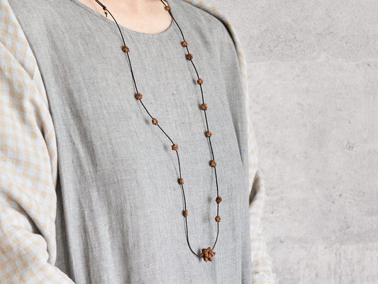 Wild grape vine long pendant worn around the neck / 山ぶどうのロングペンダントを首に掛けた様子