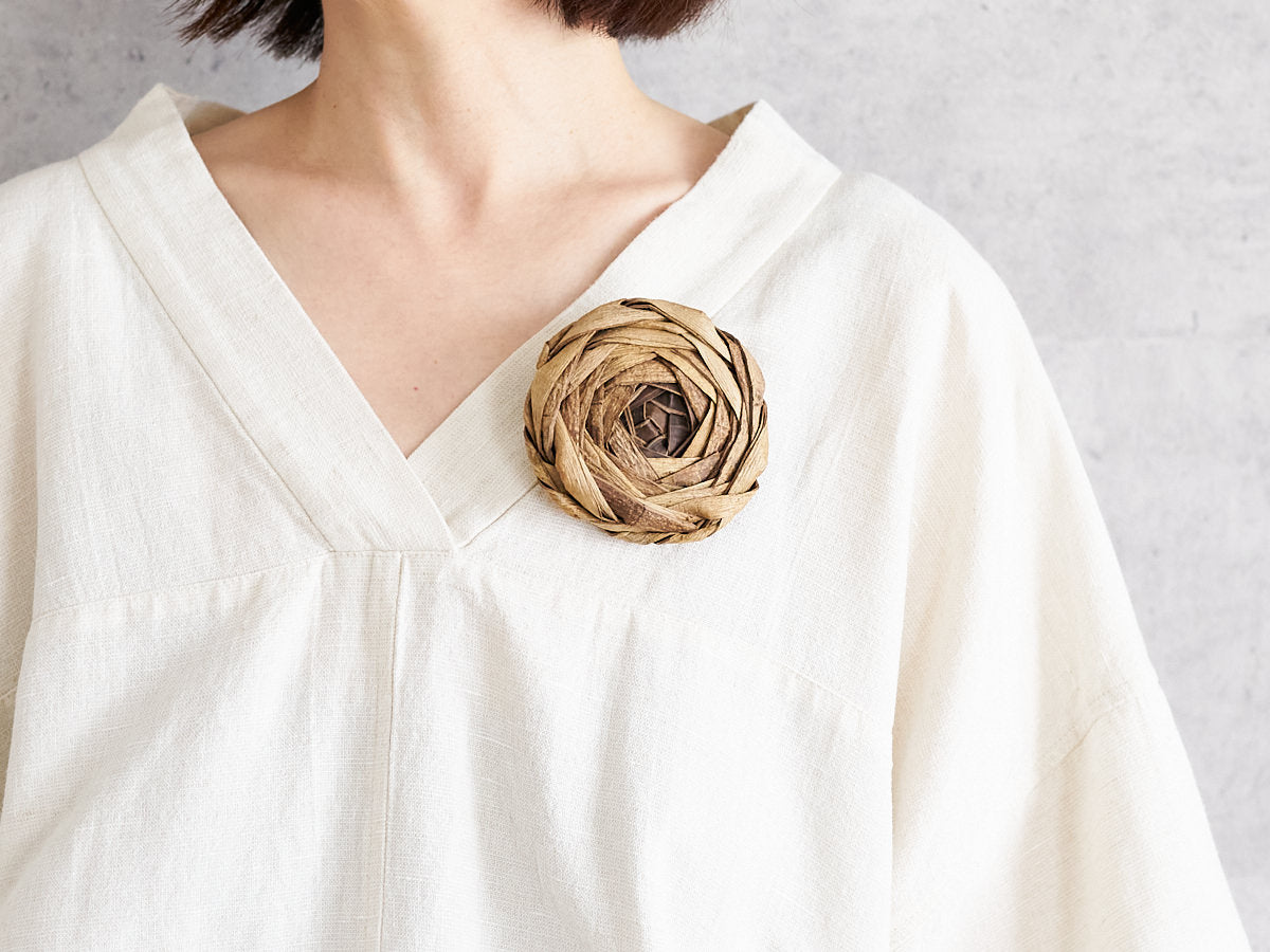 Flower Brooch / Walnut Bark / Yamagata-JPN 311415