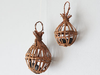 Grapevine charcoal baskets hanging on the wall / 壁に掛けた山ぶどうの炭かご