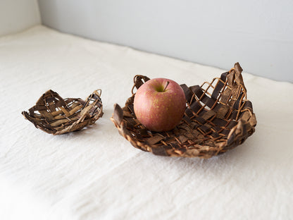 Akebi and walnut square trays holding an apple / りんごをのせたあけびくるみのスクエアトレー