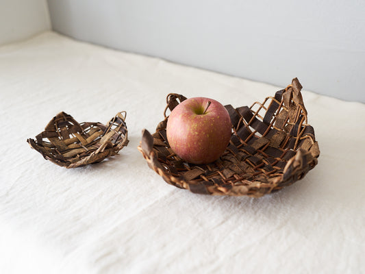 Akebi and walnut square trays holding an apple / りんごをのせたあけびくるみのスクエアトレー
