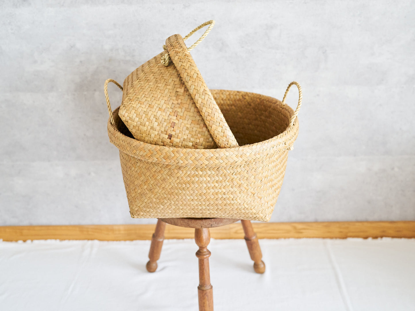 Round Basket with Handle / Krajood Grass / THA 3115125