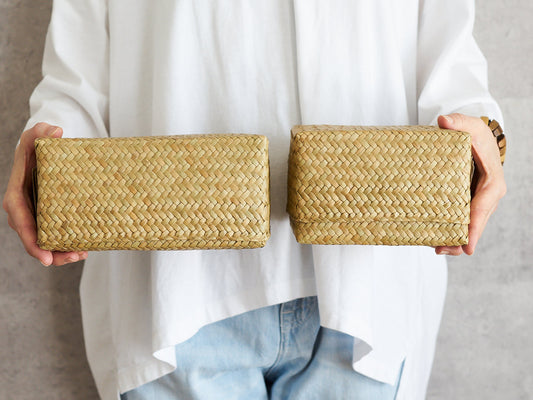 Krajood grass storage boxes held in both hands / カチュー（水草）の小物BOXを両手で持っている様子