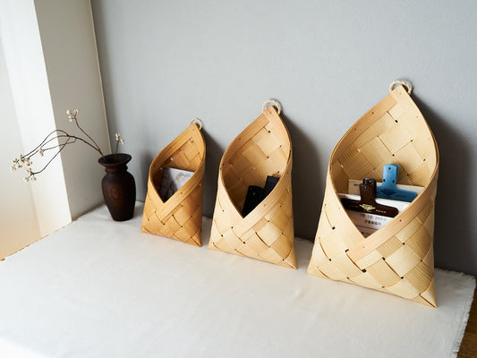 Pine letter baskets in three sizes hanging on the wall holding papers / 壁に掛けたパインのレターバスケットに書類を入れた様子