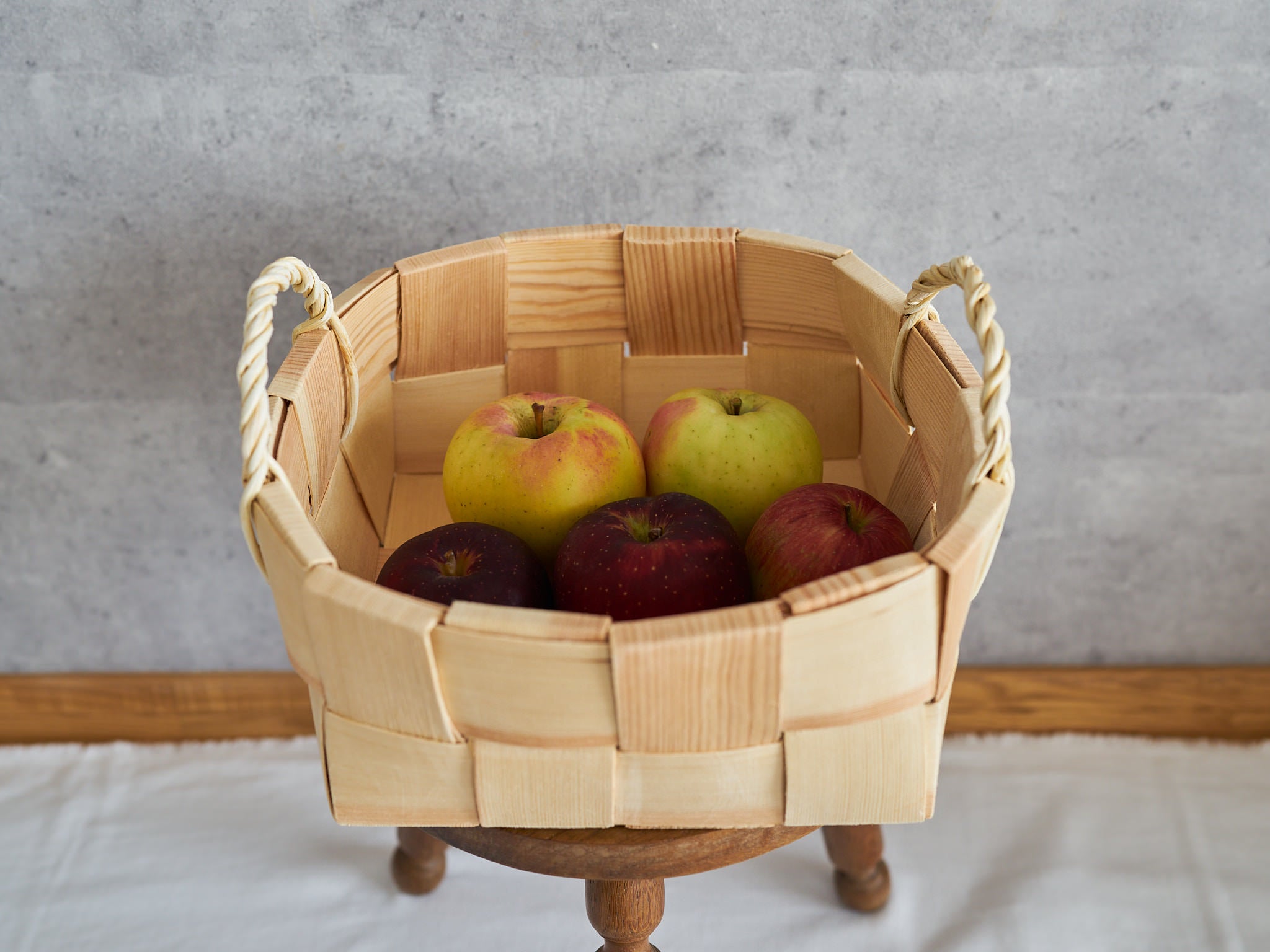 Handwoven pine basket for fruit and living spaces – 市川籠店