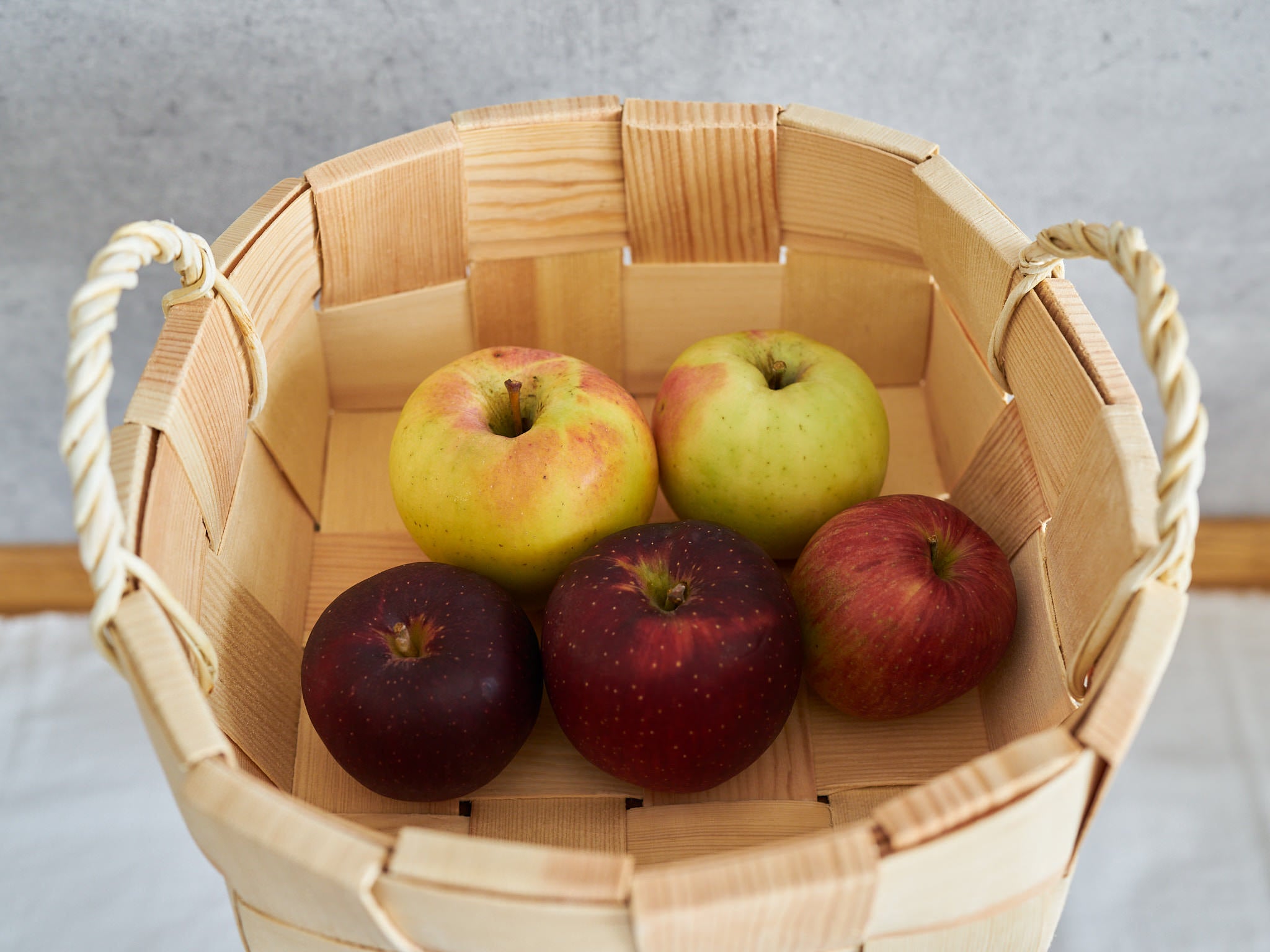 Handwoven pine basket for fruit and living spaces – 市川籠店