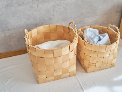 Tall pine laundry baskets with handles holding folded laundry placed side by side / 洗濯物を入れたパインのトール型ランドリーバスケットを並べた様子