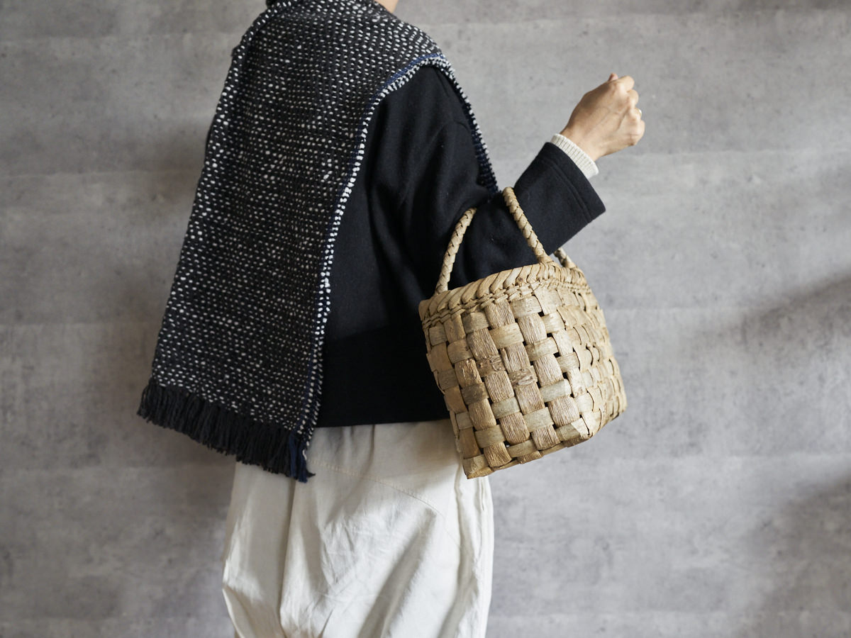 インド/コットン　ガラ紡　ミディアムストール　Herringbone-Dot Black　330930-3