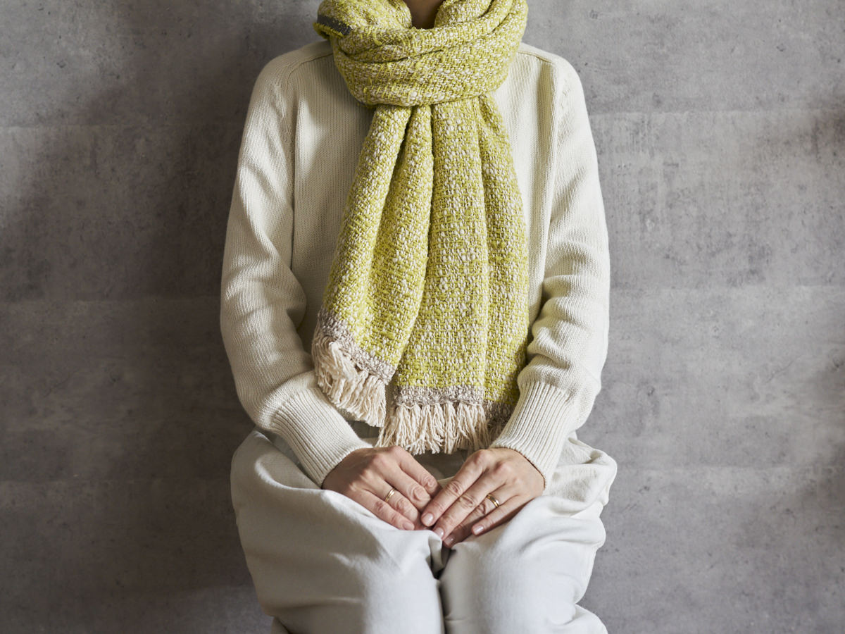 Gara-bou spun cotton lime stole wrapped around neck / ガラ紡コットンのライム色のストールを首に巻いた様子