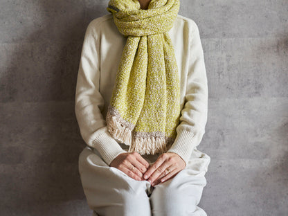 Gara-bou spun cotton lime stole wrapped around neck / ガラ紡コットンのライム色のストールを首に巻いた様子