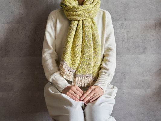 Gara-bou spun cotton lime stole wrapped around neck / ガラ紡コットンのライム色のストールを首に巻いた様子