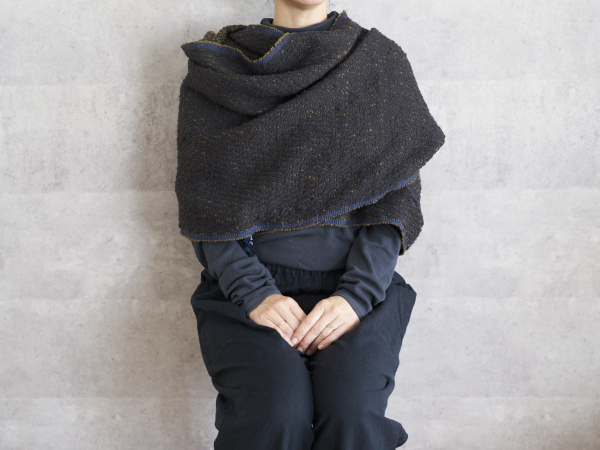 Gara-bou spun cotton charcoal olive stole draped over shoulders / ガラ紡コットンのチャコールオリーブのストールを肩に羽織った様子