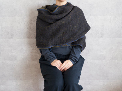 Gara-bou spun cotton charcoal olive stole draped over shoulders / ガラ紡コットンのチャコールオリーブのストールを肩に羽織った様子