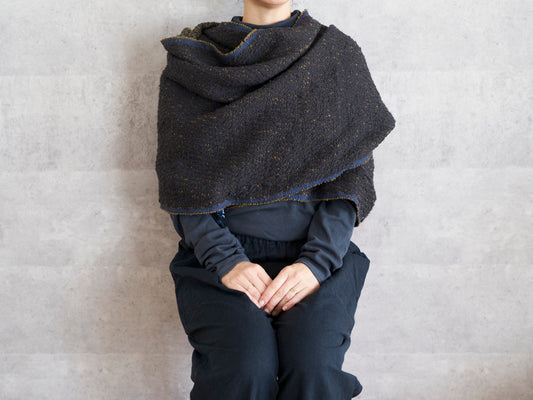 Gara-bou spun cotton charcoal olive stole draped over shoulders / ガラ紡コットンのチャコールオリーブのストールを肩に羽織った様子