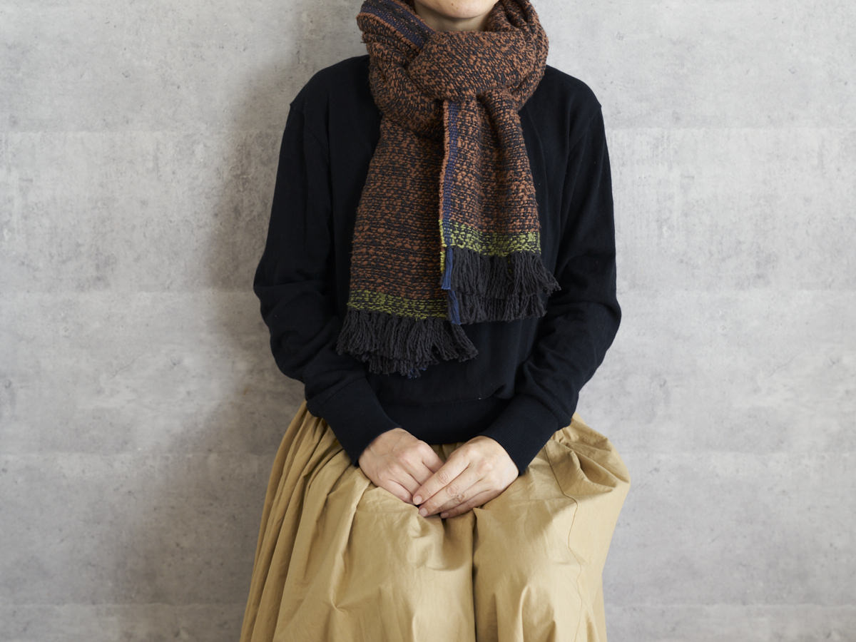 Gara-bou spun cotton charcoal brown stole wrapped around neck / ガラ紡コットンのチャコールブラウンのストールを首に巻いた様子