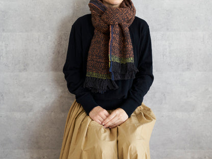 Gara-bou spun cotton charcoal brown stole wrapped around neck / ガラ紡コットンのチャコールブラウンのストールを首に巻いた様子