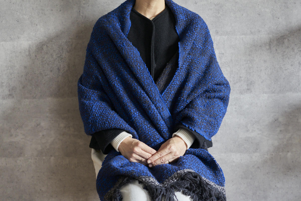 Gara-bou spun cotton charcoal blue stole worn around shoulders / ガラ紡コットンのチャコールブルーのストールを肩にかけた様子
