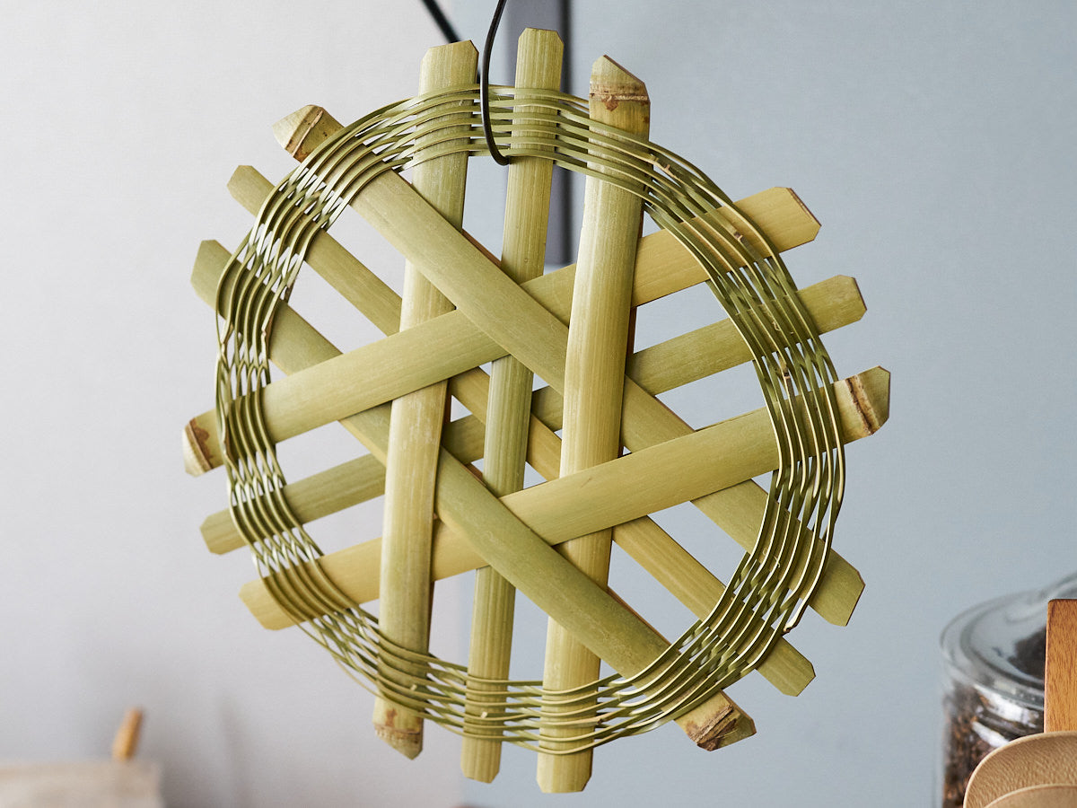 Madake bamboo pot stand hanging on a hook / フックに掛けた真竹の鍋敷き