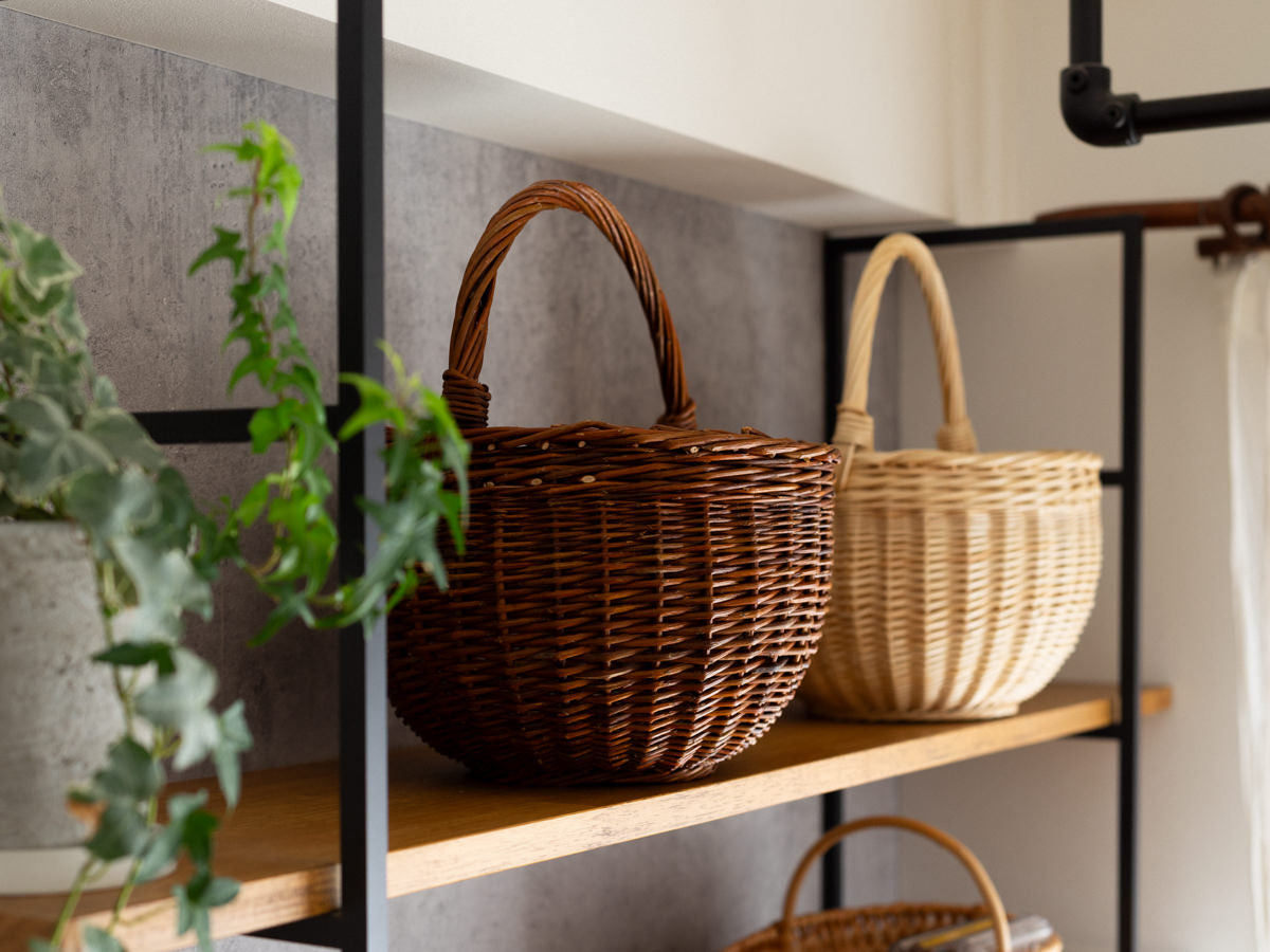 Willow round baskets natural and white placed on a shelf / やなぎの丸バスケットナチュラルとホワイトを棚に置いた様子