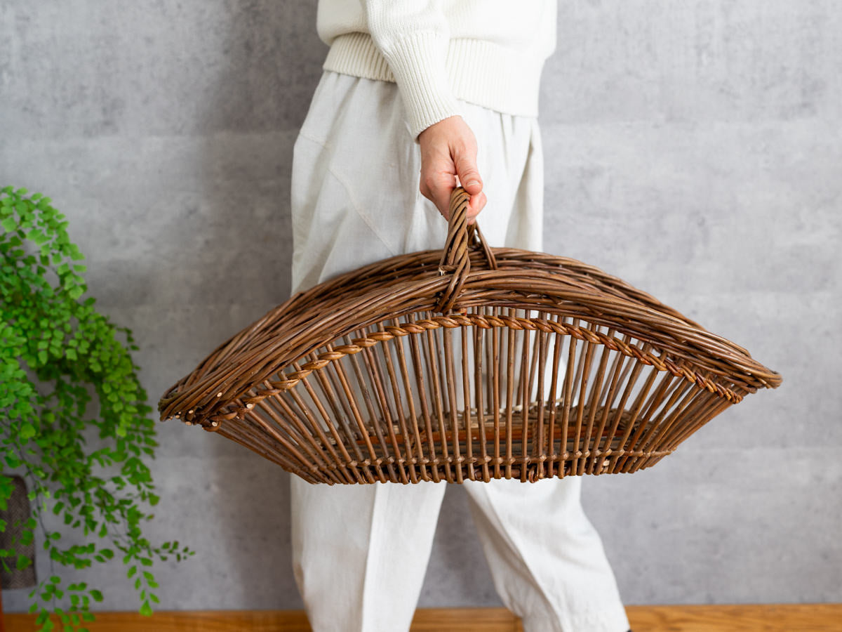 Hand holding a willow flower basket with handle / やなぎのフラワーバスケットを手に持った様子