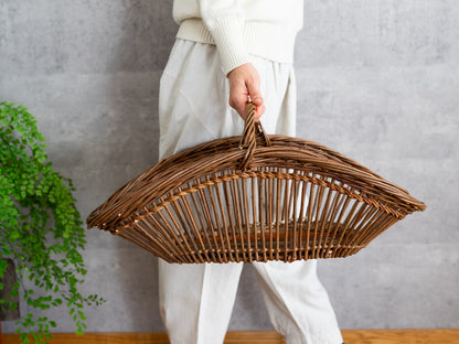 Hand holding a willow flower basket with handle / やなぎのフラワーバスケットを手に持った様子