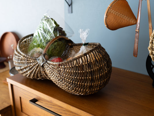 Willow and hazel shopping basket holding groceries placed on a cabinet / やなぎとヘーゼルのショッピングバスケットに食材を入れてキャビネットの上に置いた様子